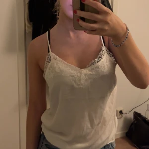 Spets linne  - Säljer mitt super fina spetts linne. Passar Perfket till sommaren.  Funkar o ha till vardags men även fest Aldrig andvänd, vet ej märket men köpt på zalando 