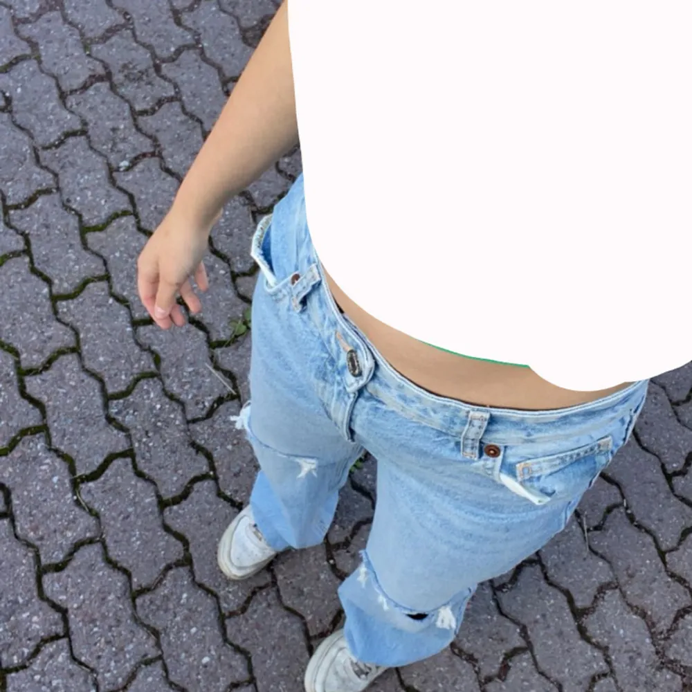 Säljer mina jeans från Zara då dem är för stora för mig, använda fåtal gånger. Pris kan diskuteras💕. Jeans & Byxor.