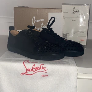 Christian Louboutin skor - Christian Louboutin skor som är snålt använda. Box, kvitto, dustbag medföljer såklart. Det är storlek 43 sitter som 43/5 och 44.