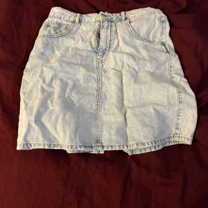 Jeans kjol  - En snygg  jeanskjol i en ljusare blå färg. Sparsamt använd och är i fint skick!  Köparen står för frakt kostnad ♥️