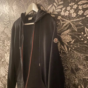 Moncler Zip Hoodie ❗️STEAL❗️ - Säljer denna skit feta Moncler zip Hoodien | Storlek M, passar mer S | Riktigt fint skick | Nypris 5000kr | Mitt pris 1599kr 😳