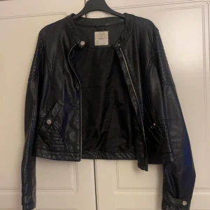 Lindex skinnjacka - Skinnjacka köpt på Lindex barnavdelning i storlek 170 , passar mig som vanligtvis är storlek S/ xs i damstorlek