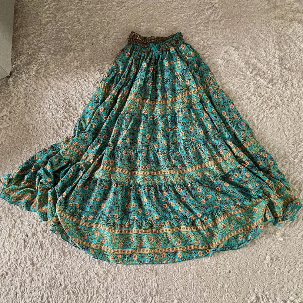 Säljer en otroligt fin kjol från Design by Si! Endast testat den på, och tyvärr är den lite lång för mig. Väldigt stretchig och skön. Perfekt för sommaren! ☀️🫶 Nypris: 499kr. Kjolar.