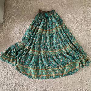 Säljer en otroligt fin kjol från Design by Si! Endast testat den på, och tyvärr är den lite lång för mig. Väldigt stretchig och skön. Perfekt för sommaren! ☀️🫶 Nypris: 499kr