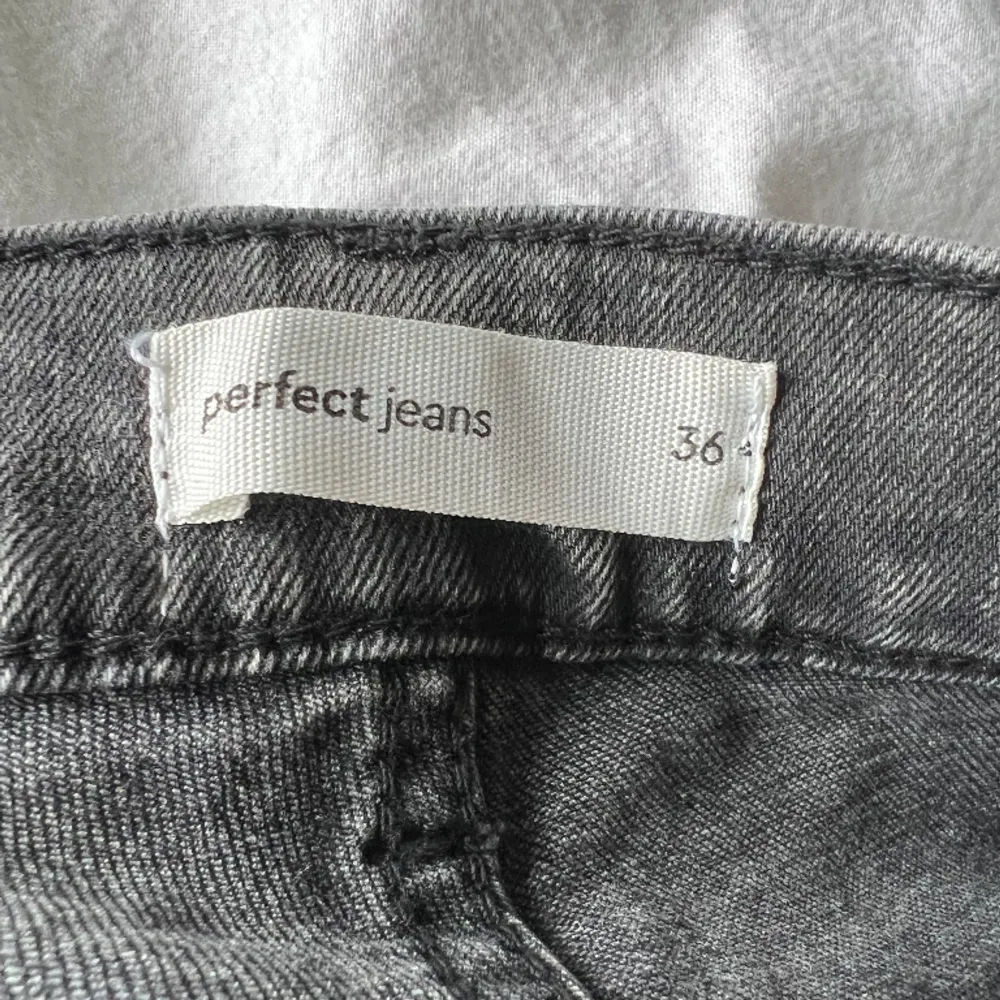 Gråa jeans från Gina Tricot. Endast testade. Köparen står för frakt . Jeans & Byxor.