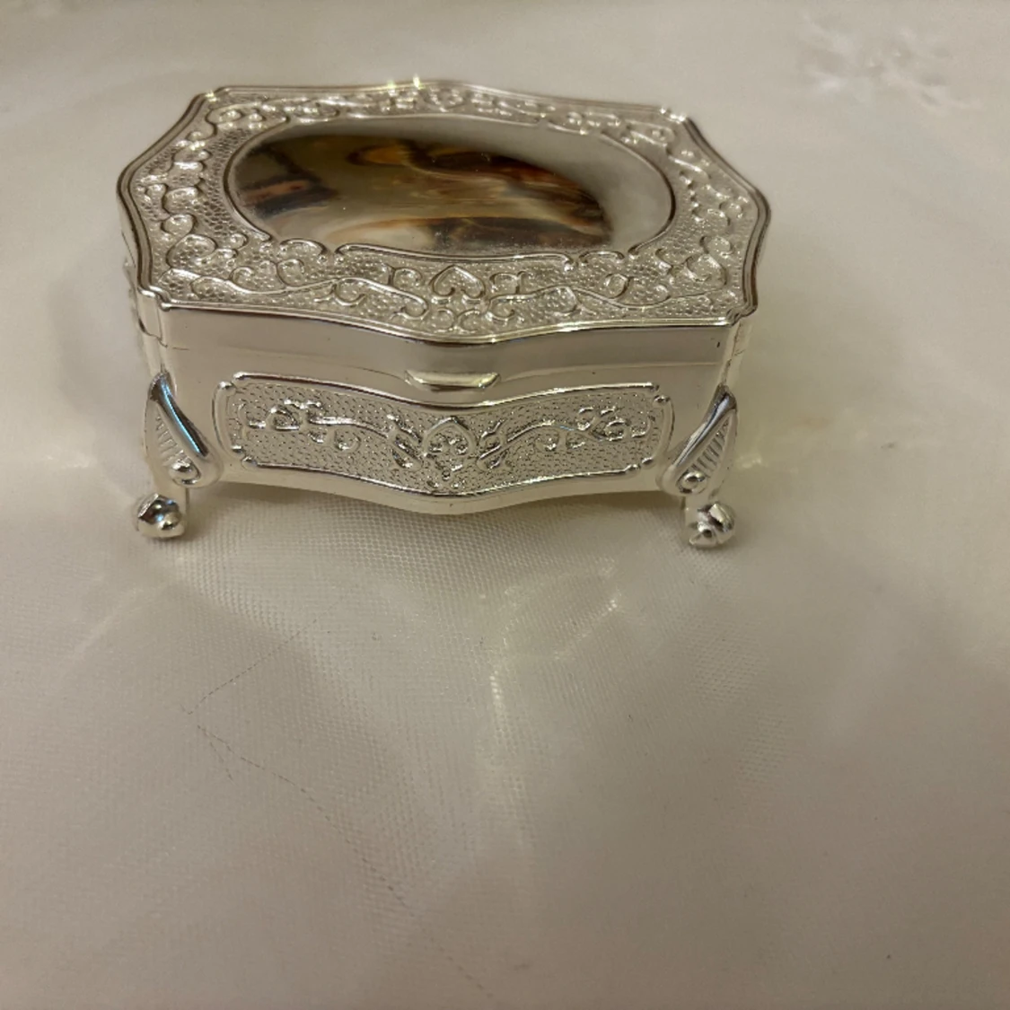 Vackert silver smycke skrin på fot