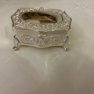 Vackert silver smycke skrin på fot - Ny