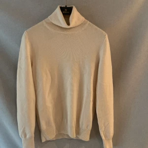 Dondup polotröja  - Hej säljer nu min Dondup polo Skick 9/10. Storlek M sitter mer åt S hållet. Nypris 4000 Priset kan diskuteras vid snabb affär 