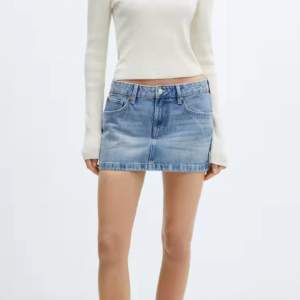 Säljer denna jättefina jeans kjol från mango, då den tyvärr är för lite för mig. Helt ny aldrig använd ordinarie pris 379 kr. Pris kan diskuteras. Slutsåld 