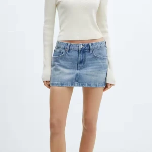 Mango jeans kjol - Säljer denna jättefina jeans kjol från mango, då den tyvärr är för lite för mig. Helt ny aldrig använd ordinarie pris 379 kr. Pris kan diskuteras. Slutsåld 