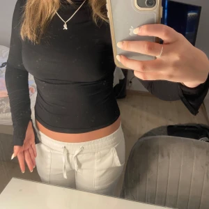 Soft Touch - Soft touch tröja ifrån Gina Tricot med högre hals och skrynklig midja