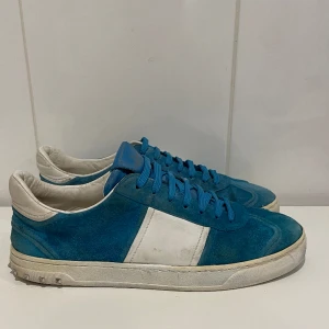 Valentino flycrew  - Hej! Säljer nu dessa eftertraktade valentino flycrew. Skorna är i fint skick 7/10 (se bild 3) 2 nitar på ena skon och 4 på andra saknas. Med skorna medföljer kort och dustbag 