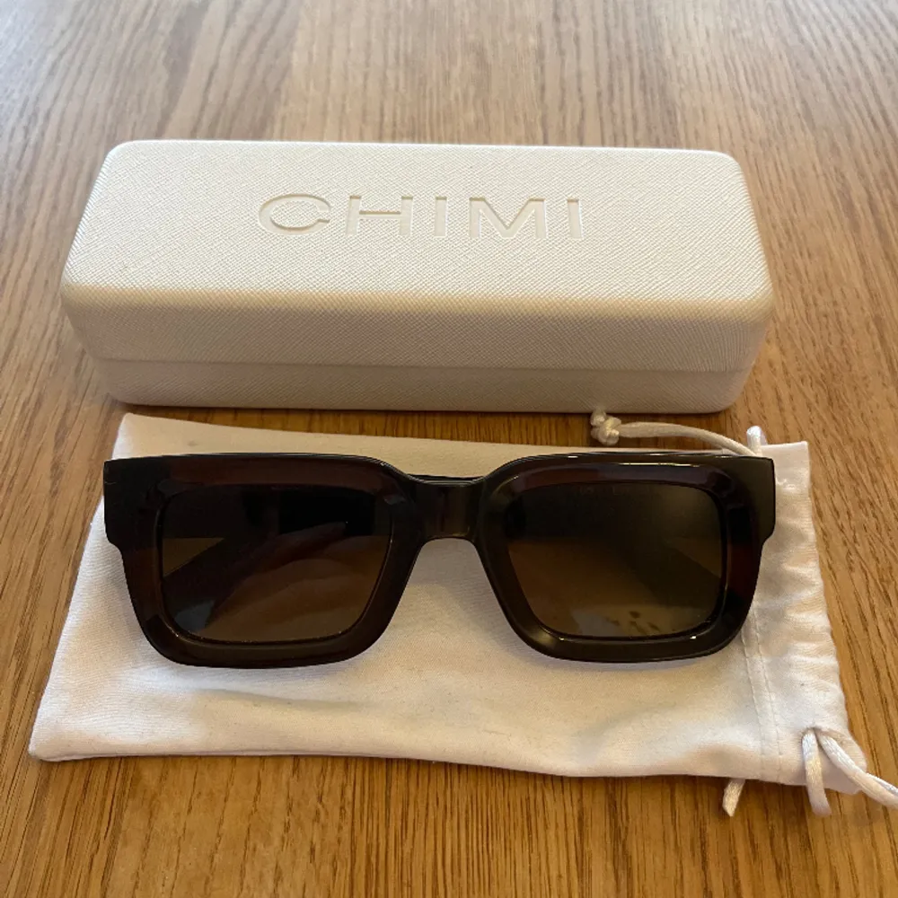 Chimi 05 Brown i bra skick. Köpte dessa förra sommaren men har bestämt för att köpa ett par nya solglasögon och därför säljer jag dessa. Nypris för dessa är 1250. Mitt pris går att diskutera . Övrigt.