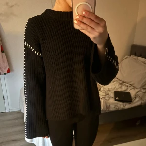 Stickad svart tröja  - Jätte fin stickad tröja ifrån Gina tricot som knappt är använd❤️