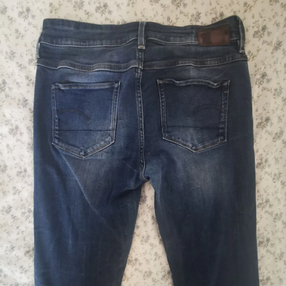 Skitcoola o snygga g star raw jeans i mörkblå fade med straight/bootcut modell😍aldrig använd av mig utan har köpt den på sellpy och ångrar köpet. Jeans & Byxor.
