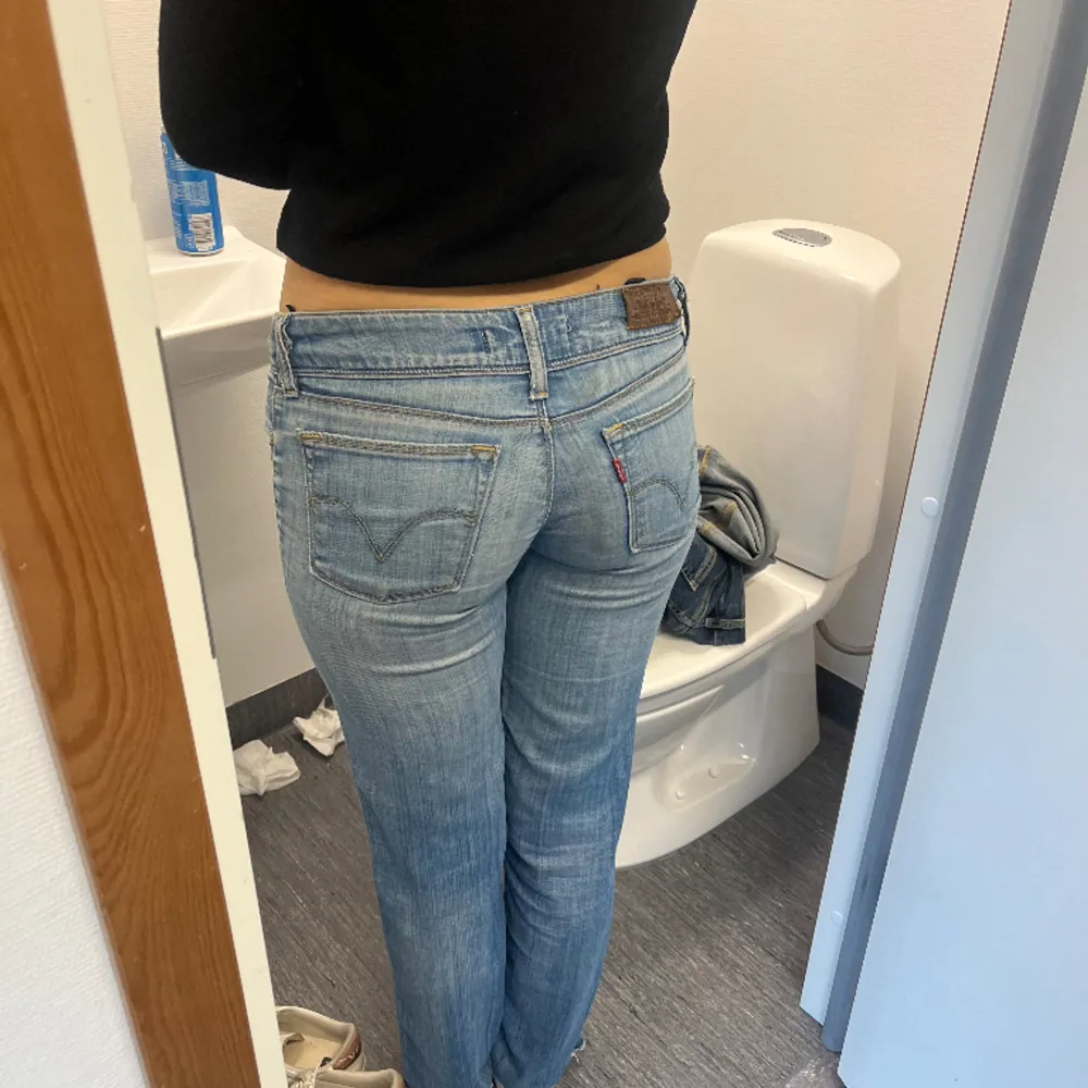 Säljer mina Levis jeans som jag köpte här på plick. Det kommer inte till användning längre. Har 34/36 i storleken och det passar jätte bra. Hon på sista bilden är 167 och det går ner till marken . Jeans & Byxor.