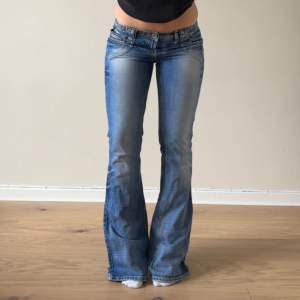 Snygga lågmidjade vintage jeans. Midjemåttet är ca 80cm och innerbenslängden är 90cm. 