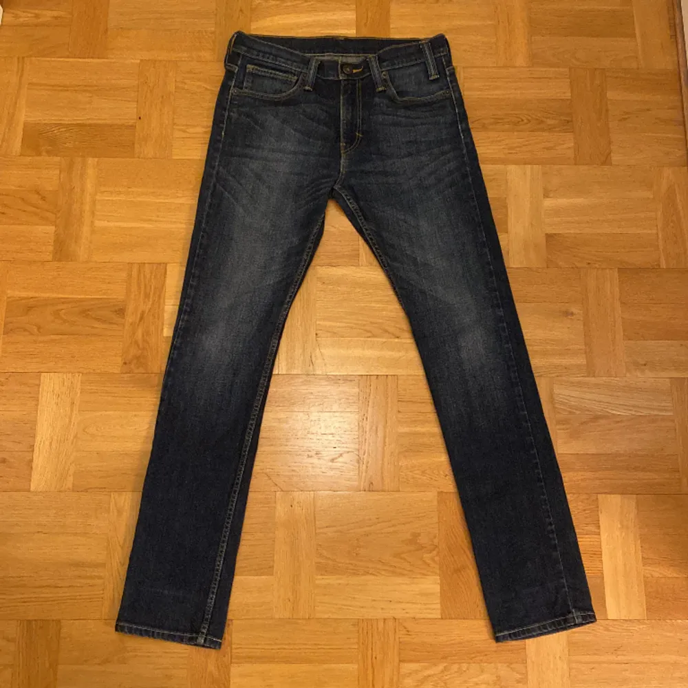 Säljer nu denna sjukt snygga jeansen från Levis | Modellen är 510 och storleken är W32 L33 | Skicket ligger runt 9/10 | Skriv vid frågor eller funderingar!. Jeans & Byxor.