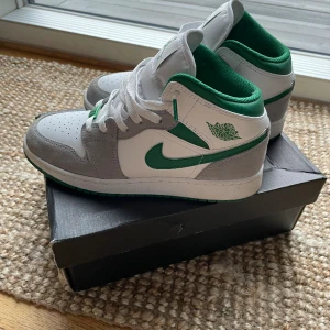 Jordan 1 mid ”Green grey” - Ett par Jordan 1s i 10/10 skick använda bara ett fåtal gånger. Nypris cirka 3000kr, mitt pris 1199kr(Storlek 38,5). (Pris kan diskuteras).