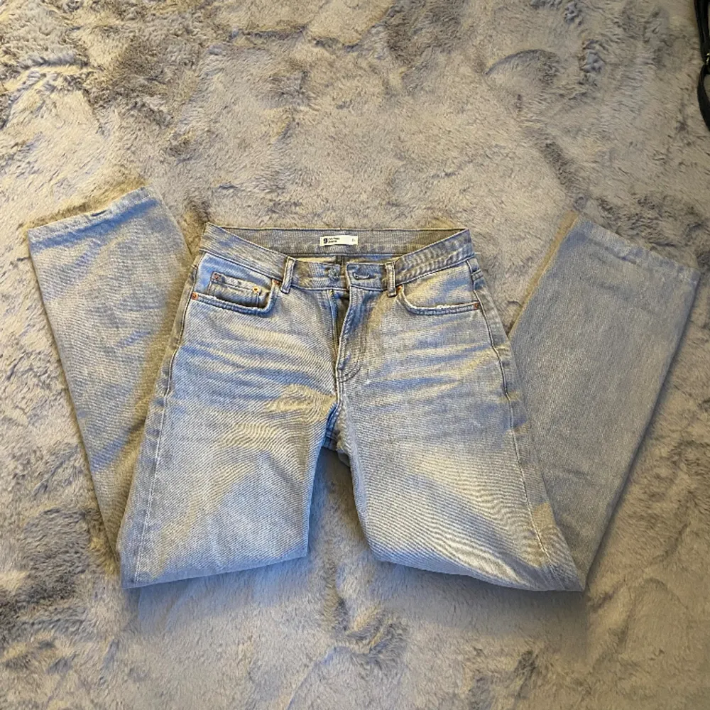 Säljer dessa grå jeans från Gina tricot i storlek 34. Det doxk lite stora i storleken så skulle nog säga att de passar mer som en liten 36a. De är perfekta i längden på mig som är 160🤍. Jeans & Byxor.