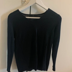 Finatickad tröja - Storlek 34 från Åhléns. Använd en gång. Ylleblandning. Jag står inte för frakten och avsäger mig ansvaret för postens slarv.