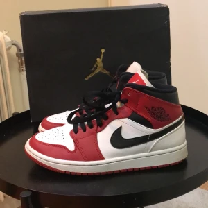  jordan 1 Chicago  - Säljer nu mina Jordan 1 Chicago som blivit för små. Dem är i bra skick och det är nya skosnören 👍👍👍Dem är riktiga.