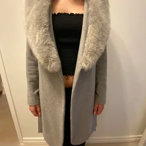 Kappa - En grå kappa, bra skick. Går även att ta av pälsen. Stl Xs/S🎀