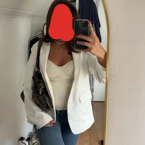 Vit kavaj  - Vit kavaj från Gina , bra skick 