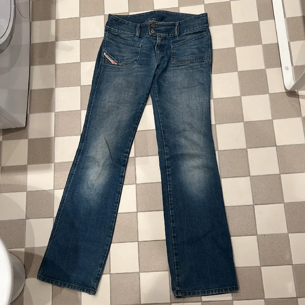 Supersnygga low waist bootcut jeans från diesel!!! Jättesnygga men är alldeles för små för mig! De två första bilderna är lånade från förra ägaren, INGA egna bilder på då de är för små💗 Midja: 38cm, innerben: 81cm . Jeans & Byxor.