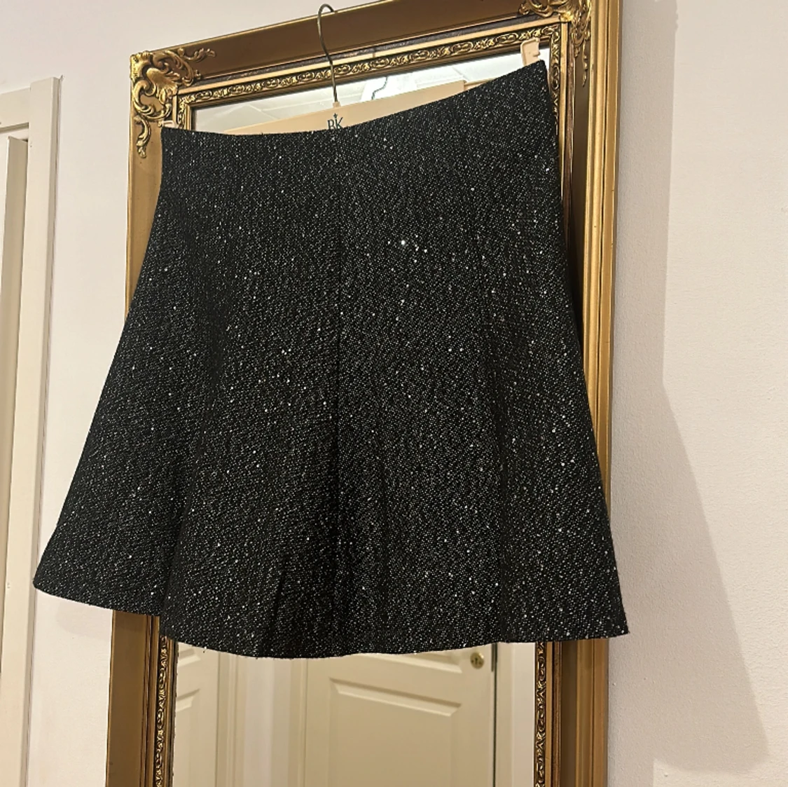 Kort svart kjol med silverpaljetter