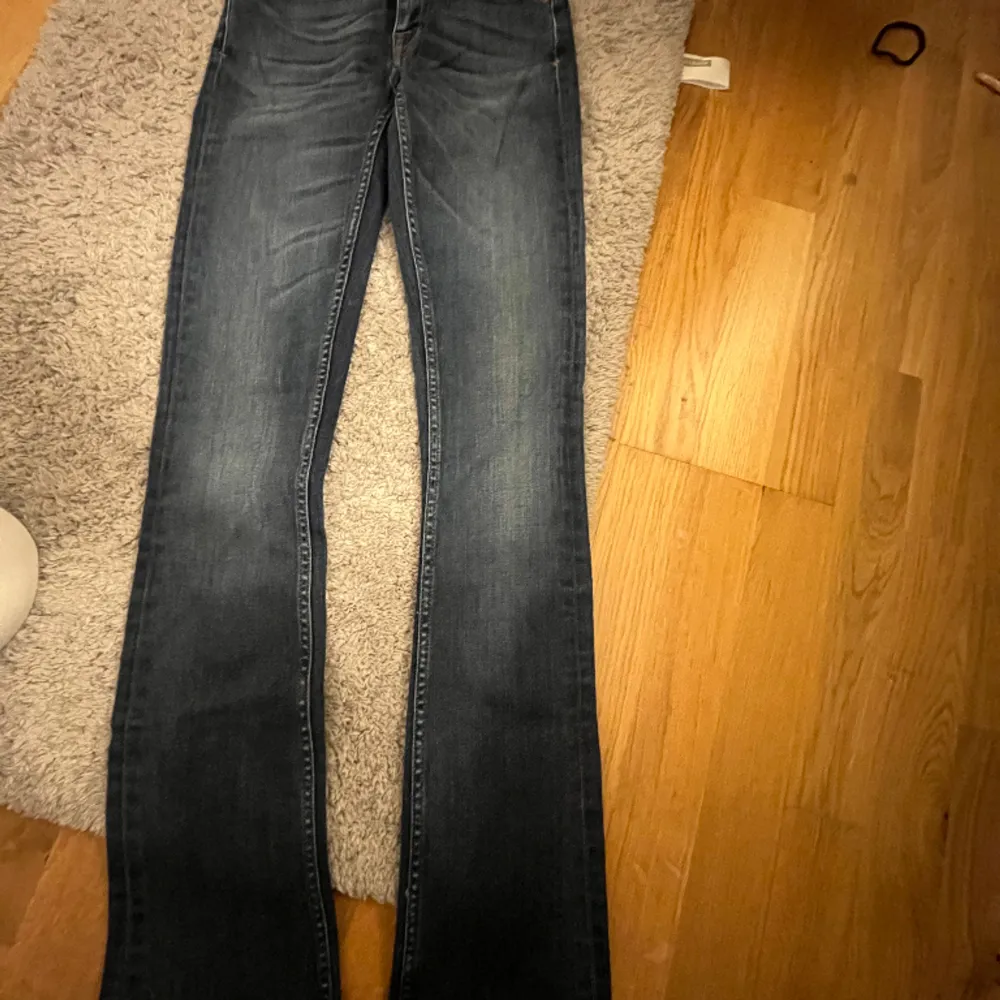 Säljer dessa jeans från tiger of Sweden då de blivit för små för mig😇😇Passformen är en lite  smalare bootcut . Jeans & Byxor.