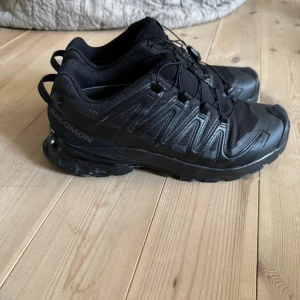 Salomon skor - Riktigt snygga Salomon regntäta skor i storlek 43,5 som är lite små i storleken så passar runt 43. Använda 2 gånger utomhus