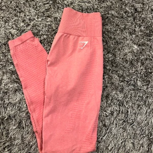 Gymshark tights - Säljer dessa träningstights ifrån gymshark i stl S. Aldrig använda. Säljer dem då de aldrig kommit till användning💞