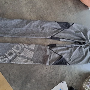 Träningsbyxor  - Adidas träningsstights  I bruksskick    Frakt tillkommer 