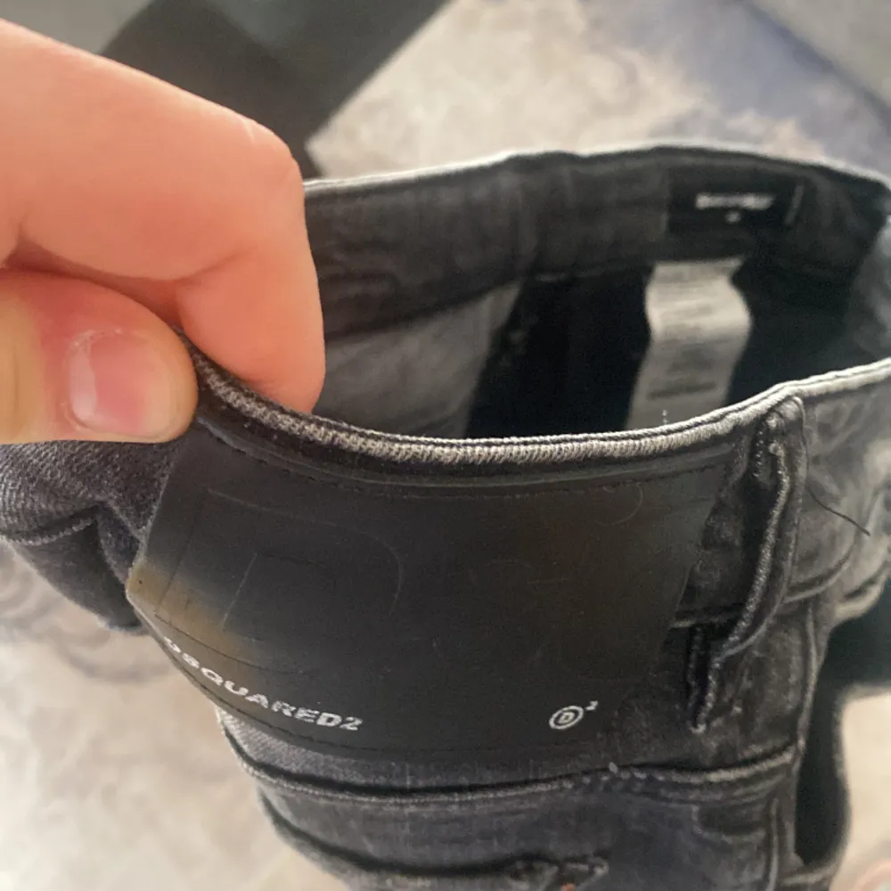 Tja, säljer ett par dsq2 jeans, kvitto saknas då jag har fått varan i present, använd ungefär 15 gånger.. Farkut & Housut.