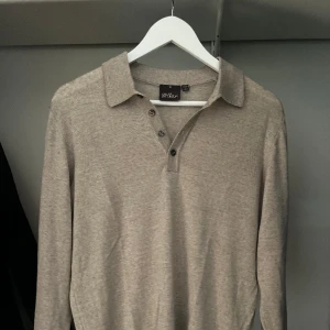 Oscar Jacobson Tröja - Långärmad piké från Oscar Jacobson som är i jättefint skick. Använd 2 gånger. !!Priset kan diskuteras!!!Nypris 1799kr