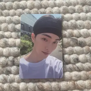 Riize photocard trading! This is Seunghan from “get a guitar” album (realize.ver). I am very open to trade for other Riize members from the album or other. Contact for request! The photocard has no damage and it is very new