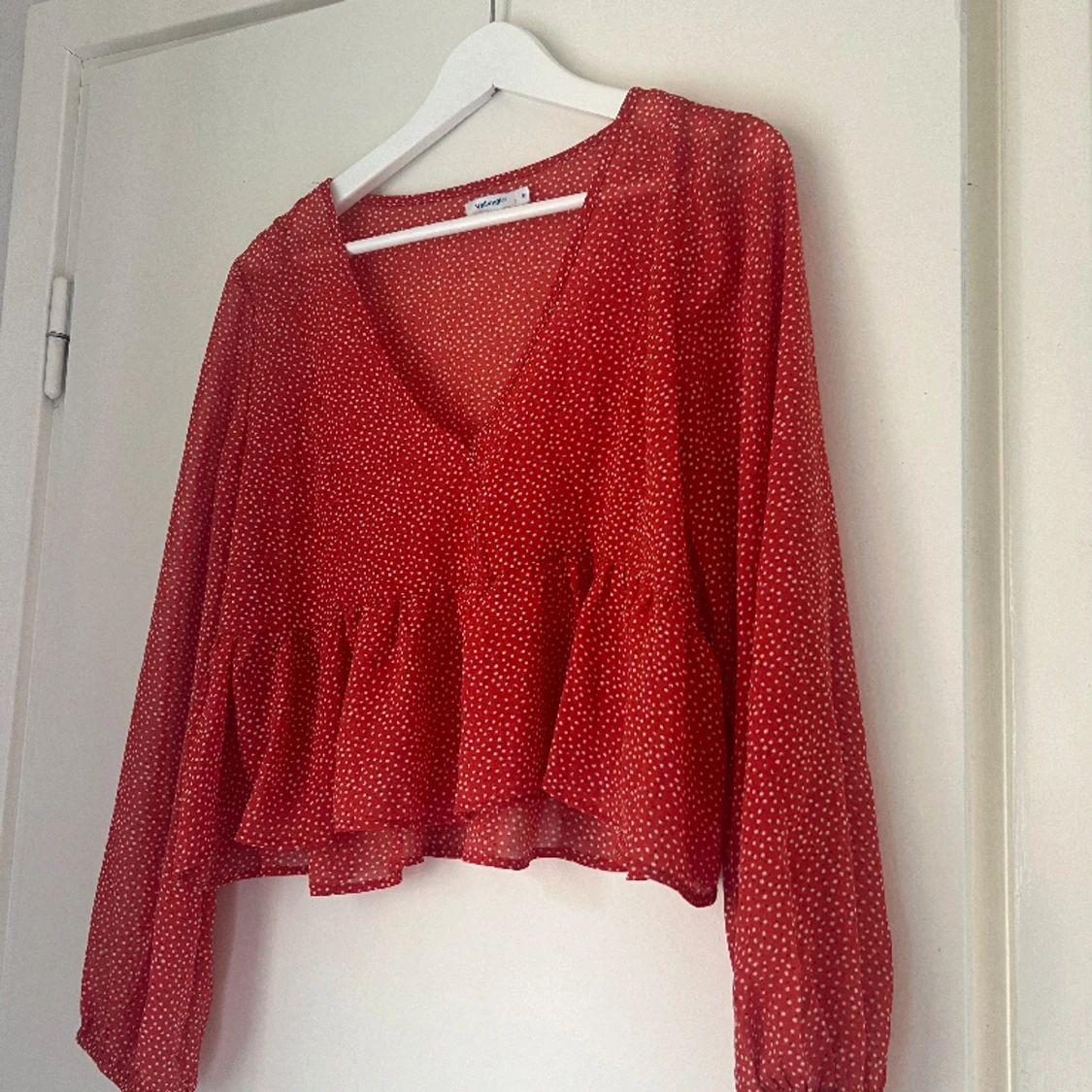 Söt röd/vit prickig top  - 90
