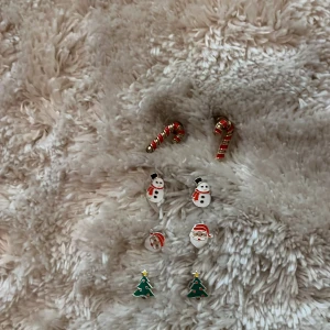 Jul örhängen💕 - Örhängen som knappast är andvända, säljer för 10 kr💕