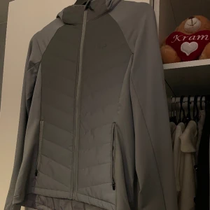 Vindjacka - Perfekt vindjacka till dig som tränar eller promenerar. Varm och mysig med reflexer! ☺️