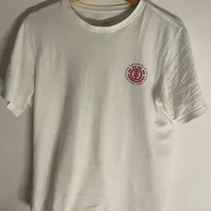 Säljer denna sköna t-shirten som är köpt i Portugal för 400. Inga defekter och väldigt bra skick. Skriv för minsta fundering. 