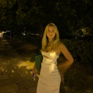 Vit klänning Zara - Vit klänning från Zara storlek S, använd 2 gånger. Klänningen går till mitten på mina smalben som är 167, slits där bak.  Gör värnplikt så tyvärr begränsningar på när jag kan posta, oftast helger 🫶🏼