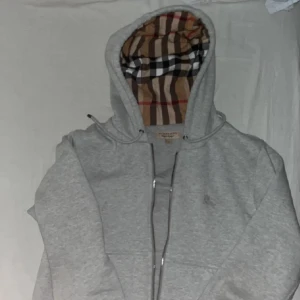 Burberry zip hoodie - riktig fet burberry hoodie, perfekt nu till sommaren och våren. Pris kan diskuteras