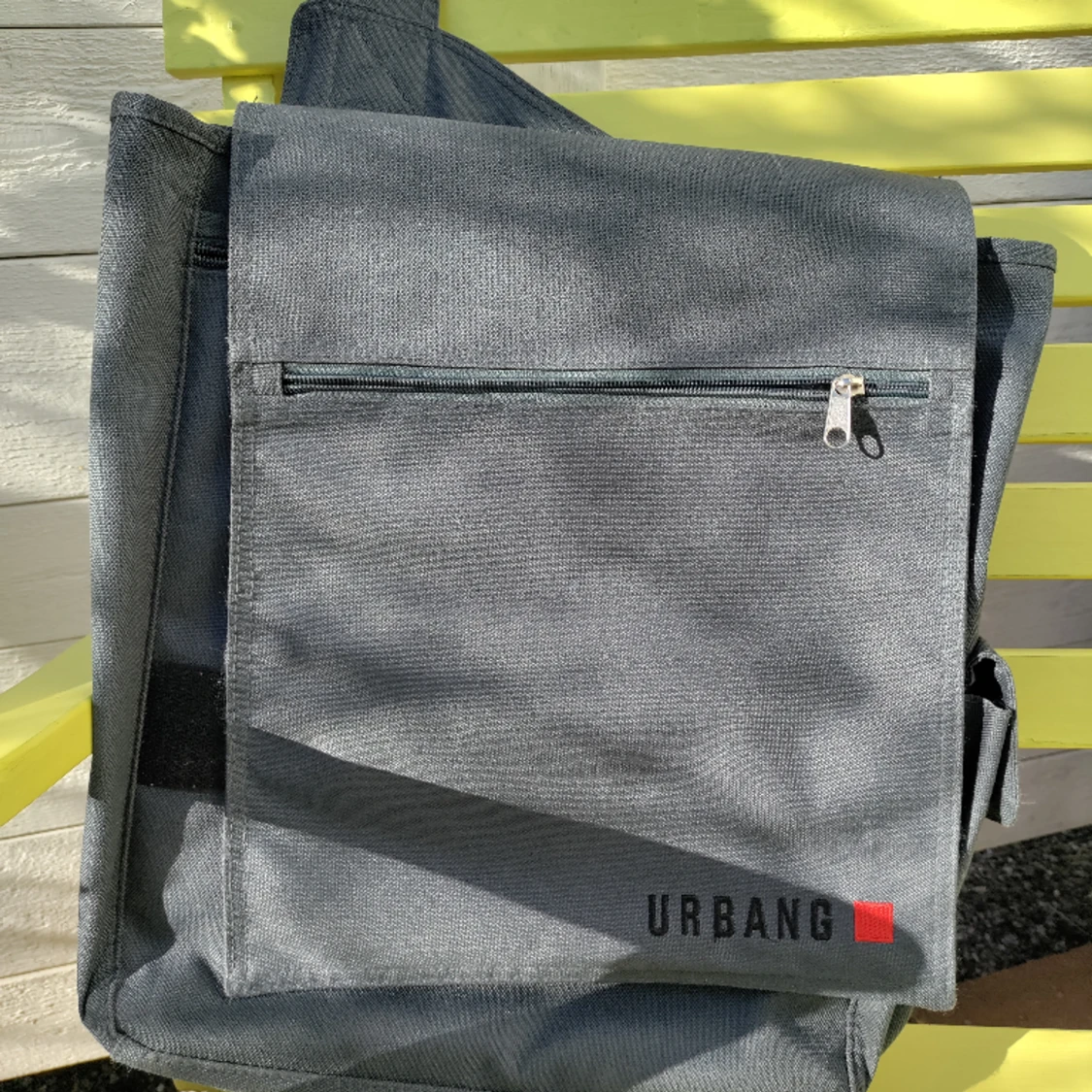 Urbang axelremsväska