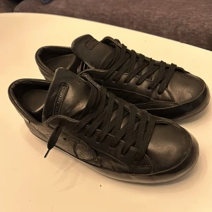 Philippe modell skor - Tja säljer dessa riktigt feta Philippe modell skorna i svart💫 Inga defekter på skorna. Skick 8/10 hör av vid fundering🤔 PRIS GÅR DISKUTERAS