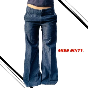 Lowwaist bootcut/Flare tygbyxor  - Lågmidjade tygbyxor perfekt inför våren och sommaren. Linnetyg material  Midja: 75cm Innerben: 82cm