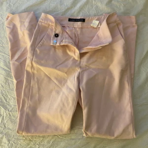 Ljusrosa Kostymbyxor  - Ljusrosa kostymbyxor som kommer från zara och är i stl 34, superfina men kommer tyvärr inte till användning 🌸