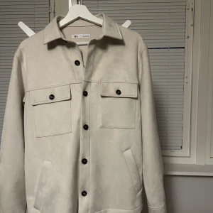 Zara overshirt - Säljer min overshirt från zara. Använd nån enstaka gång. Köpt för 499, som ny