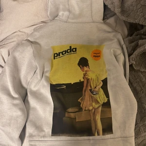 Prada x amo hoodie - Storlek S, sitter lite större   Väldigt bra skick och kvalite på tyget. Kan tänka mig lägre pris 