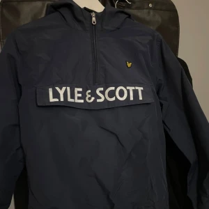 Lyle&scott - Vårjacka från Lyle & Scott i storlek 12-13år. Inte använd jättemycket så i fint skick.